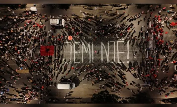 ‘Jemi një!’/ Mesazhi që bashkoi protestuesit dhe diasporën para Kryeministrisë