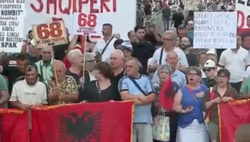“Jep dorëheqjen”/ Qytetarët marshojnë te Kryeministria me thirrjet: Rama në burg, Berisha në burg! Ndryshim sistemi…