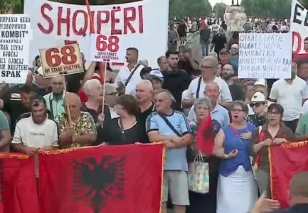 “Jep dorëheqjen”/ Qytetarët marshojnë te Kryeministria me thirrjet: Rama në burg, Berisha në burg! Ndryshim sistemi…