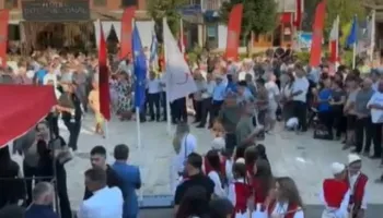 “Jo bashkimit me Pukën”/ Banorët e Fushë-Arrëzit protestojnë kundër hartës së re territoriale