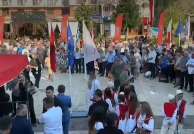“Jo bashkimit me Pukën”/ Banorët e Fushë-Arrëzit protestojnë kundër hartës së re territoriale