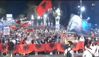 “Ju erdhi fundi”/ Mijëra qytetarë marshojnë rrugëve të Tiranës në protestën kombëtare: Shqipëria kërkon revolucion!