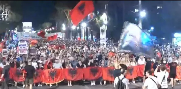 “Ju erdhi fundi”/ Mijëra qytetarë marshojnë rrugëve të Tiranës në protestën kombëtare: Shqipëria kërkon revolucion!