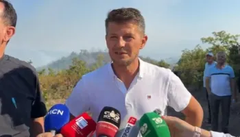 “Ka një dorë që do t’i djegë pyjet”- Kryebashkiaku i Mirditës: Situatë e rrezikshme, flakët po përhapen, kemi bërë evakuime! Flakët të qëllimshme