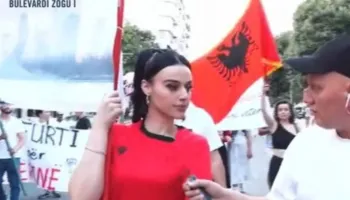 ‘Kam lindur atje, por ndjej të jem këtu mes jush’/ Emigrantja nga SHBA në protestën në Tiranë