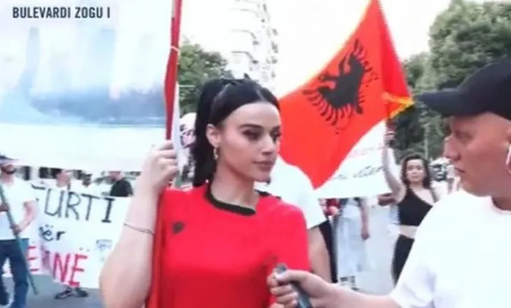 ‘Kam lindur atje, por ndjej të jem këtu mes jush’/ Emigrantja nga SHBA në protestën në Tiranë