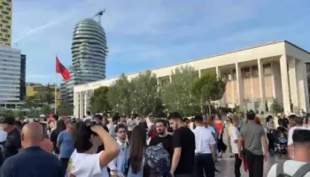 “Kam zemrën dhe gjakun shqiptar”/ Qytetarja nga Italia në protestë: Detyrohemi të emigrojmë, dua që fëmijët e mi të rriten këtu