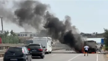 Kamioni përfshihet nga flakët pranë Laçit, rëndohet trafiku