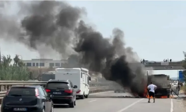 Kamioni përfshihet nga flakët pranë Laçit, rëndohet trafiku