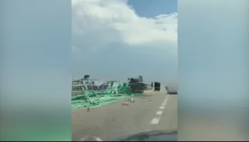 Kamioni përplaset me barrierat në Vlorë, dërrasat e ndërtimit bien në asfalt