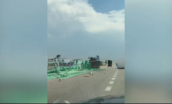 Kamioni përplaset me barrierat në Vlorë, dërrasat e ndërtimit bien në asfalt