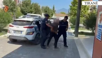 Kanosi gjatë ushtrimit të detyrës një grup xhirimi, vihet në pranga 64-vjeçari në Tiranë