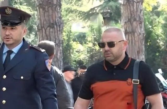 Kanosi stafin e një hoteli në Palasë dhe ia mbathi, Policia e Vlorës shpall në kërkim ish-policin Ulian Shpataraku