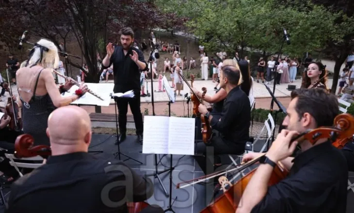 “Kantata e Kafesë” solli humorin dhe muzikën e Bach-ut në parkun e Liqenit Artificial