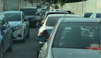 Kaos në Dhërmi/ Trafiku kthehet në makth për pushuesit, rruga lirohet vetëm kur kalon Rama!