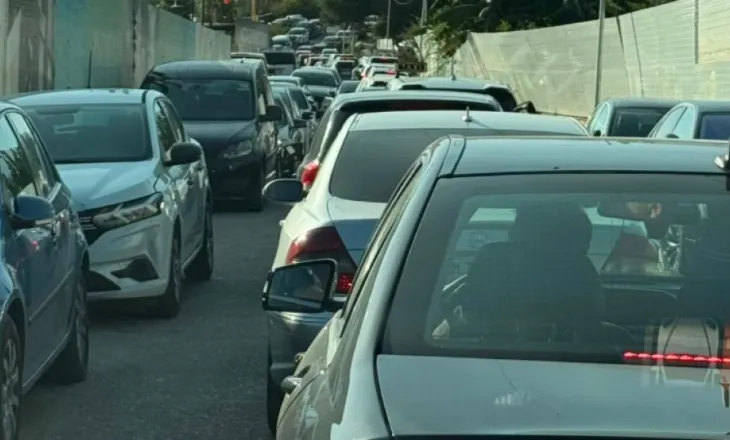 Kaos në Dhërmi/ Trafiku kthehet në makth për pushuesit, rruga lirohet vetëm kur kalon Rama!