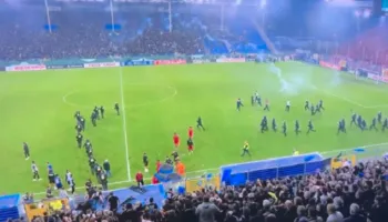 Kaos në Kupën e Gjermanisë, policia futet në fushë (Video)