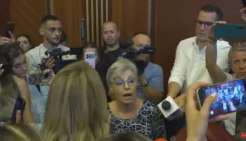 Kaos në Kuvendin e Kosovës, PDK dhe AAK kërkojnë seancë për kryeparlamentarin