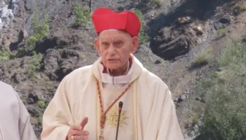 Kardinali Ernest Troshani në ish-burgun e Spaçit, 98-vjeçari vizitoi ambientet ku ka qenë i burgosur