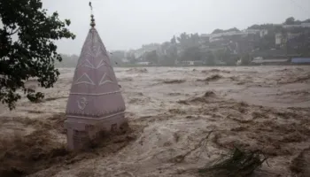Katastrofë dhe përmbytje apokaliptike në Indi, rreth 100 të vdekur nga shirat e rrëmbyeshëm (VIDEO)
