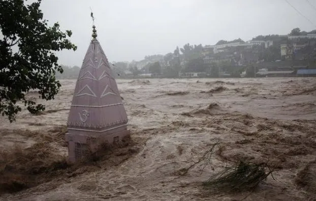 Katastrofë dhe përmbytje apokaliptike në Indi, rreth 100 të vdekur nga shirat e rrëmbyeshëm (VIDEO)