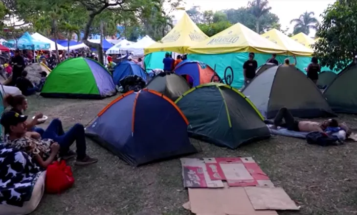 Katër ditë pas tërmetit në Kolumbi, banorët në kushte katastrofike, strehohen në tenda (VIDEO)