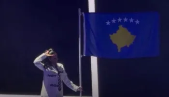 Katy Perry elektrizon Sunny Hill Festival, ngre flamurin e Kosovës në skenë