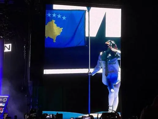 Katy Perry improvizon “uljen në Hënë” dhe ngre flamurin e Kosovës në skenën e “Sunny Hill Festival”