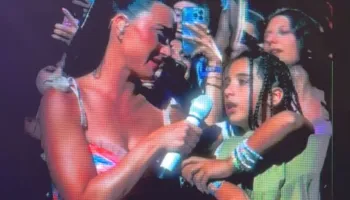 Katy Perry përlotet gjatë takimit me vogëlushen Era, së bashku këndojnë “Roar”