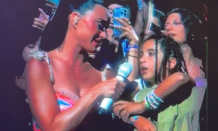 Katy Perry përlotet gjatë takimit me vogëlushen Era, së bashku këndojnë “Roar”