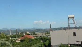 ‘Këmbanë alarmi’/ Ndotja e ajrit mbyt Elbasanin, raporti i AKM: Industria e rëndë shkakton tejkalimin e normave