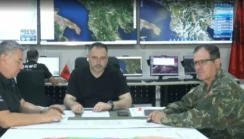“Kemi 650 forca në terren”- Ministri i Mbrojtjes flet për zjarret në vend: Situatë e vështirë në Krujë dhe Lurë, era favorizon flakët!