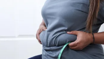 Keni dhjamë në bark? Studimi zbulon çfarë ndodh kur mungon kjo vitaminë