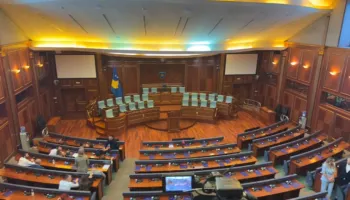 “Keni thyer çdo afat”/ PDK dhe Aleanca mbërrijnë në sallën e Kuvendit të Kosovës, kërkojnë vazhdimin e seancës…
