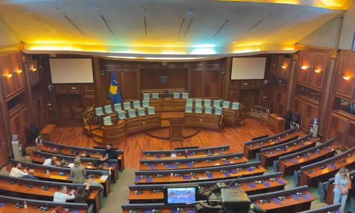 “Keni thyer çdo afat”/ PDK dhe Aleanca mbërrijnë në sallën e Kuvendit të Kosovës, kërkojnë vazhdimin e seancës…