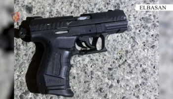 Kërcënoi me armë policët që kërkonin vëllain e tij, arrestohet 41-vjeçari në Elbasan (Emri)