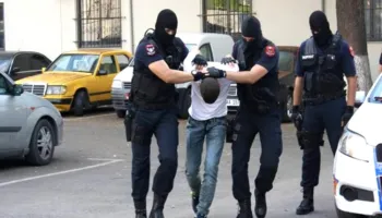 Kërcënoi vëllanë me armë për prona, arrestohet 47-vjeçari me precedent kriminal në Vlorë
