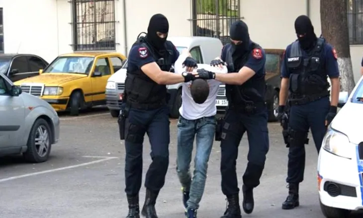 Kërcënoi vëllanë me armë për prona, arrestohet 47-vjeçari me precedent kriminal në Vlorë