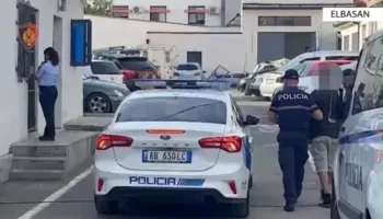 “Kërcet” arma në Elbasan, një person tenton të vrasë një grua brenda lokalit