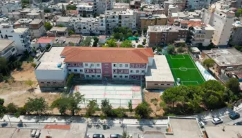 Këshilli i Sarandës miraton vendimin për parkim publik në territorin e gjimnazit ‘Hasan Tahsini’, PD: Skandal!