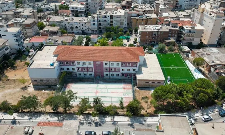 Këshilli i Sarandës miraton vendimin për parkim publik në territorin e gjimnazit ‘Hasan Tahsini’, PD: Skandal!