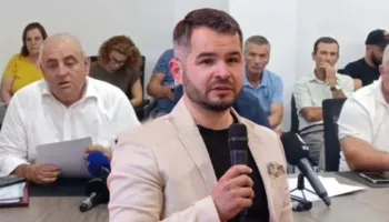 Këshilltarët bashkiakë të majtë dhe të djathtë të Selenicës hedhin në erë “Territorialen” e Edi Ramës, revolucioni…