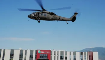 KFOR-i amerikan viziton kompaninë Frutex, ateron me dy helikopterë Black Hawk