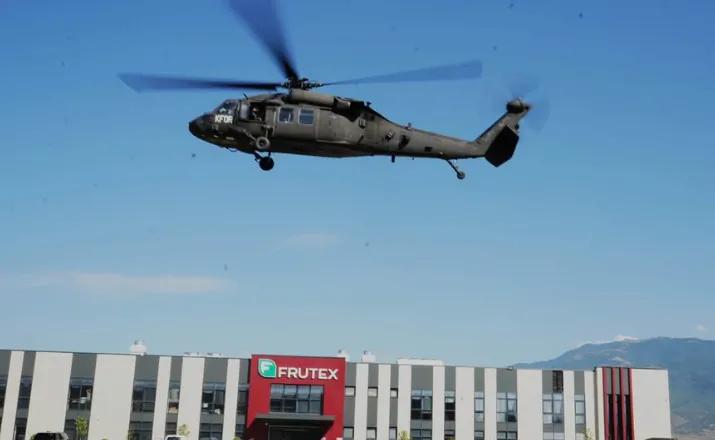 KFOR-i amerikan viziton kompaninë Frutex, ateron me dy helikopterë Black Hawk