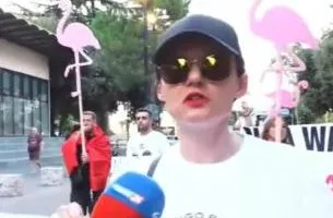 “Kjo revoltë duhet ta ndryshojë vendin”/ Shqiptarja nga Zvicra, në protestë: Nuk kthehemi dot në vendin tonë