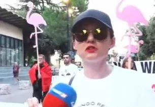 “Kjo revoltë duhet ta ndryshojë vendin”/ Shqiptarja nga Zvicra, në protestë: Nuk kthehemi dot në vendin tonë