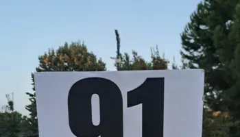 “Koha nuk na lodh, na forcon”/ Pankartat ironizuese ndaj Ramës: “Frika nga vezët e popullit ju tmerron vërtet”