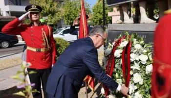 “Koha nuk pret”- Begaj nderon viktimat e komunizmit në Lushnjë: Të mos harrojmë, kujtesa është përgjegjësi për të ardhmen!