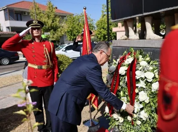 “Koha nuk pret”- Begaj nderon viktimat e komunizmit në Lushnjë: Të mos harrojmë, kujtesa është përgjegjësi për të ardhmen!
