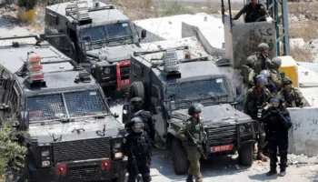 Kolonët izraelitë rrethojnë shtëpitë palestineze në Bregun Perëndimor, reagon IDF
